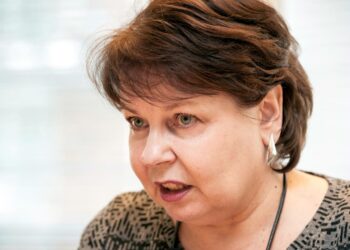 Teija Asara-Laaksonen puhui palkkatasa-arvosta torstaina Seinäjoella.