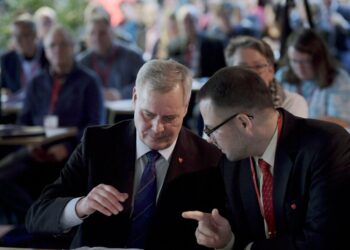 SDP:n puheenjohtaja Antti Rinne ja puoluesihteeri Reijo Paananen SDP:n puoluevaltuuston syyskokouksessa lauantaina.