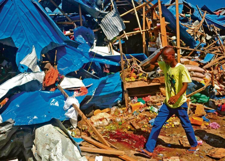 Mies käveli ohi paikan, jossa itsemurhapommittaja tappoi ainakin kahdeksan ihmistä viime lauantaina Somalian levottomassa pääkaupungissa Mogadishussa. Mikään ryhmä ei ole ottanut vastuuta iskusta, mutta merkit viittaavat vahvasti al-Shabaabiin. Artikkelin kuva eivät liity suoraan haastateltuihin.