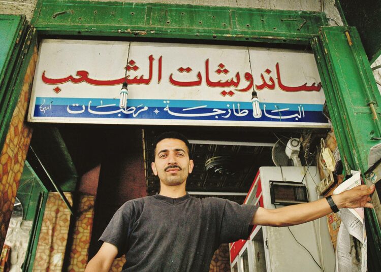 Falafelkauppias Hebronin vanhassakaupungissa ei halua sulkea liikettään palestiinalaisväestön vuosia jatkuneesta ahdistelusta huolimatta.