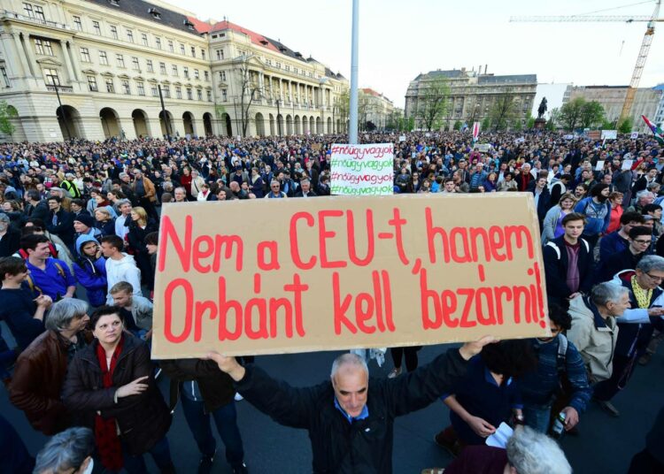 Mielenosoitus uhatun CEU-yliopiston puolesta ja pääministeri Viktor Orbánia vastaan Budapestissa sunnuntaina.