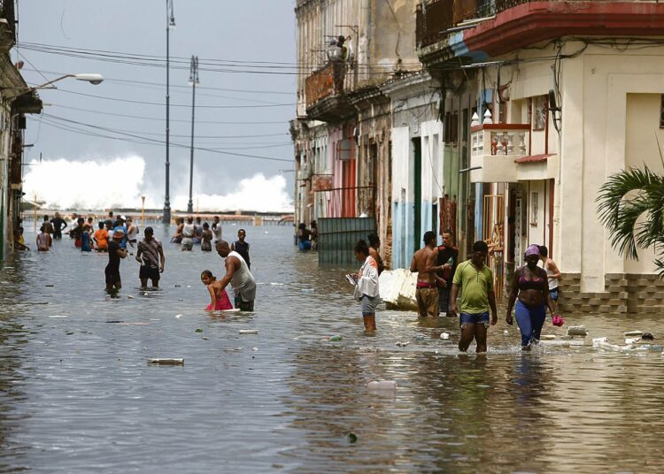 Hirmumyrsky Irma nosti meriveden kaduille Havannassa Malecon-rantakadun lähistöllä.