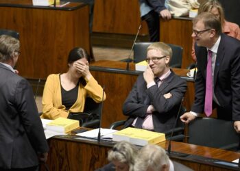 Pääministeri Juha Sipilän (oik.) hallitus käytti kätilöiden myötämieltä julkisuudessa hyväkseen ajaessaan kiky-sopimusta.