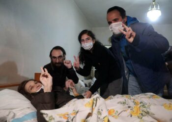 Nuriye Gülmen (makuulla) on toistaiseksi vapautettu valituksen käsittelyyn saakka. Vuoteen äärellä vasemmalla Semih Özakça, jonka syyte hylättiin.