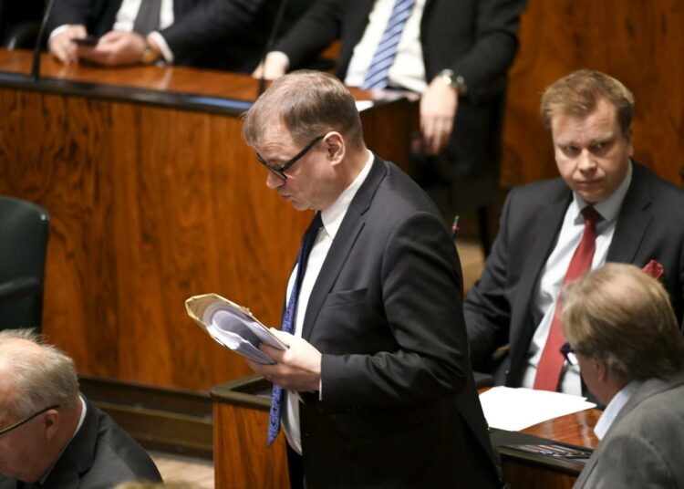 Pääministeri Juha Sipilä ja eduskuntaryhmän puheenjohtaja Antti Kaikkonen eduskunnan täysistunnossa budjettikeskustelun alkaessa. Etenkin Kaikkosta ryöpytettiin kaksilla korteilla pelaamisesta.