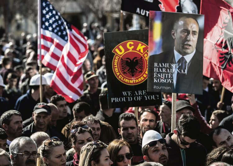 Kosovon albaanit protestoivat maaliskuussa Pristinassa sitä, että Ramush Haradinaj oli pidätettynä Ranskassa.