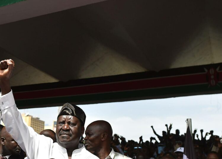 Kamppailu Kenian poliittisesta tulevaisuudesta kiihtyy, kun oppositiojohtaja Raila Odinga julistettiin kansan presidentiksi tiistaina maan pääkaupungissa Nairobissa.