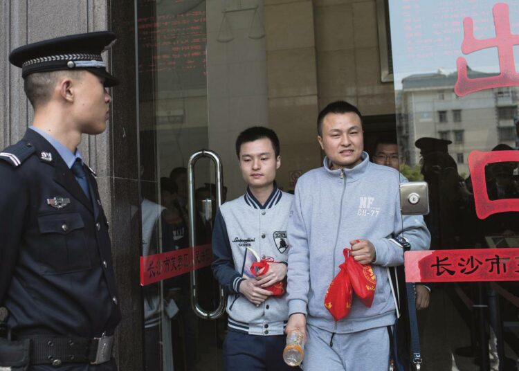 Sun Wenlin ja Hu Mingliang poistumassa oikeudesta Changshassa huhtikuussa 2016 saatuaan kielteisen ratkaisun avioliittonsa rekisteröimiseen.