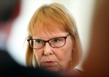 Tiedustelulakien käsittely perustuslakivaliokunnassa saattaa venyä ensi vuoden puolelle, arvioi valiokunnan puheenjohtaja Annika Lapintie.