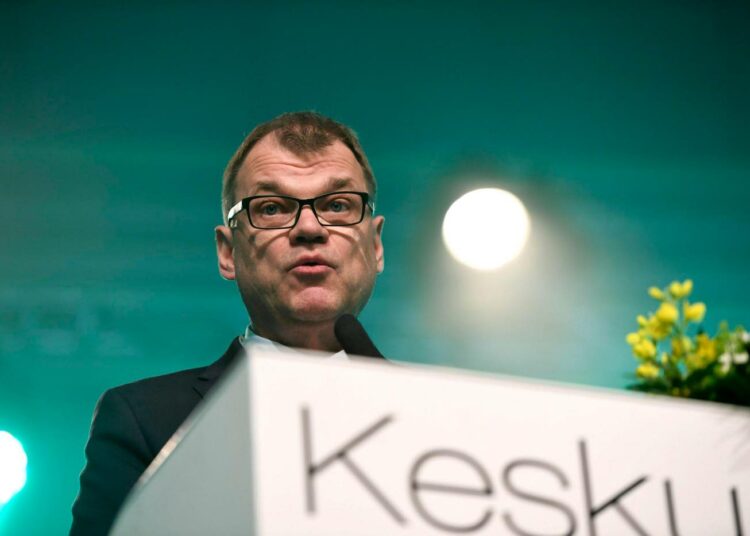 Pääministeri Juha Sipilä hehkutti puoluekokousväelle keskustan menestystarinaa, vaikka viime aikoina on veikkailtu jopa hallituksen kaatumisella.
