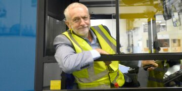 Britannian työväenpuolueen puheenjohtaja Jeremy Corbyn kävi elokuussa tutustumassa bussitehtaaseen Falkirkissa.