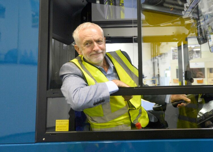 Britannian työväenpuolueen puheenjohtaja Jeremy Corbyn kävi elokuussa tutustumassa bussitehtaaseen Falkirkissa.