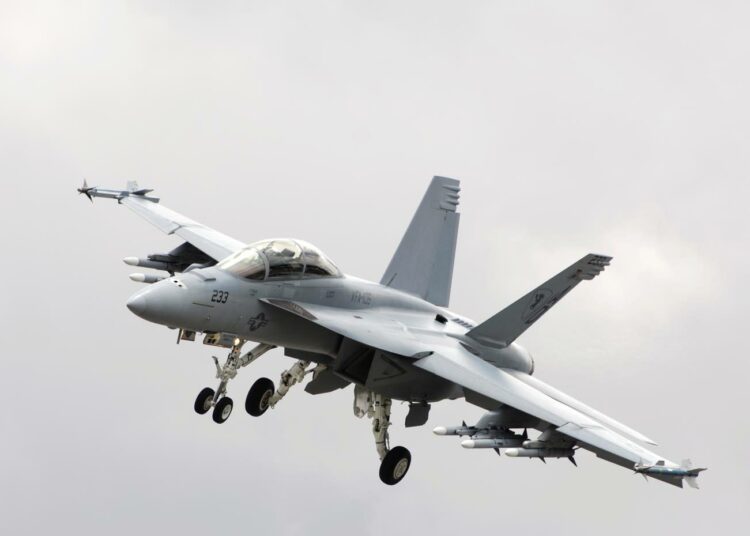 Yhdysvaltojen Super Hornet -hävittäjä esiintyi Pariisin ilmailunäytöksessä vuonna 2007.