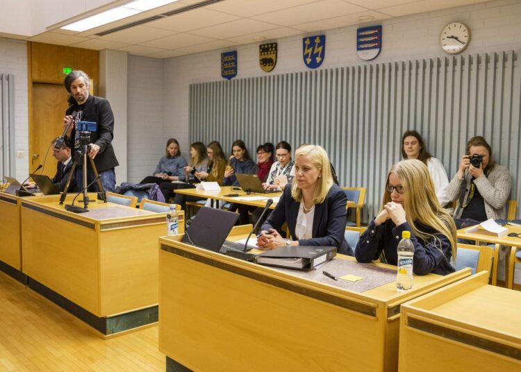 Junes Lokka kuvasi oikeudenkäynnin alkua Oulun käräjäoikeudessa 20.3.