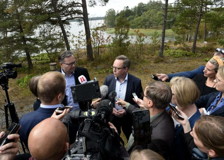 Valtiovarainministeri Mika Lintilä toimittajien piirittämänä Espoossa.