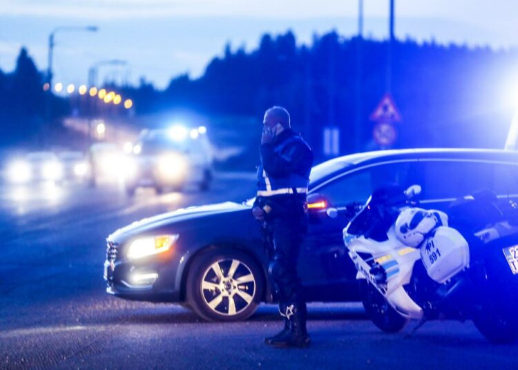 Poliiseja tiellä E12 Hämeenkyrön ja Ikaalisten välillä sunnuntai-iltana, jossa poliisi otti kiinni kaksi henkilöä takaa-ajon päätteeksi. Kiinnotetut ovat Ruotsin kansalaisia ja heitä epäillään kahdesta murhan yrityksestä Porvoossa.