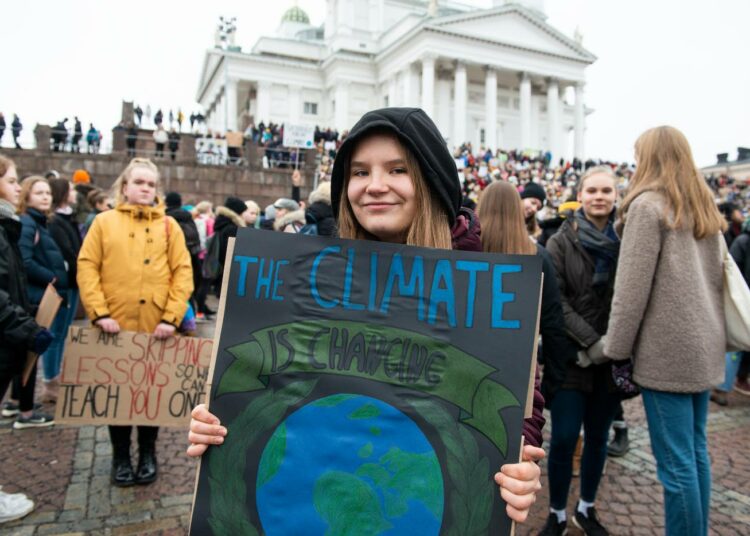 Earth Strike -liikkeen ilmastolakko järjestetään Suomessa perjantaina 27. syyskuuta. Kuva viime keväänä Helsingissä järjestetystä ilmastomielenosoituksesta