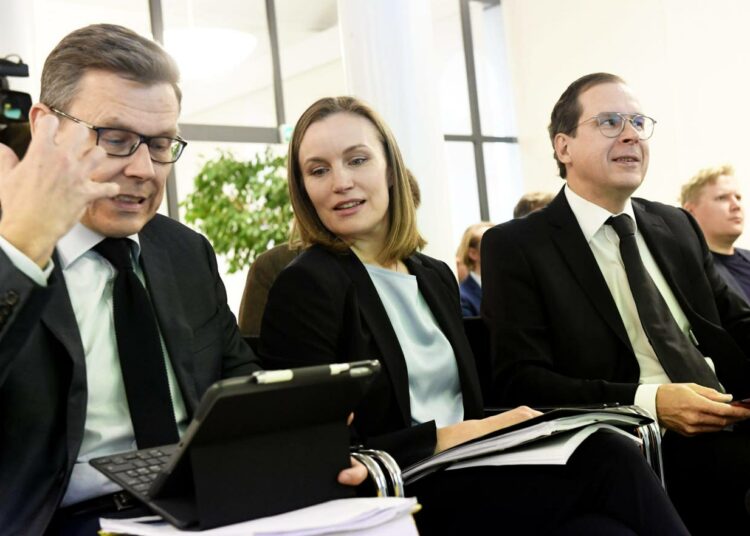 Ylijohtaja Mikko Spolander, finanssineuvos Marja Paavonen ja finanssineuvos Jukka Railavo esittelivät valtiovarainmiesteriön talouskatsauksen maanantaina.