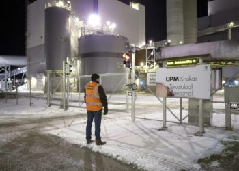 Lakkovahti UPM:n Kaukaan tehtaan portilla Lappeenrannassa maanantaiaamuna 27. tammikuuta. Professori Harri Melinin mukaan meneillään olevat työehtokiistat ovat yhtä aikaa perinteisiä palkkataisteluita ja poliittisia taisteluita määräysvallasta työmarkkinoilla.