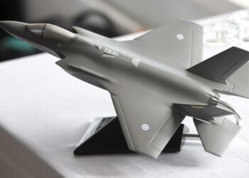 Päätöksiä hävittäjähankinnoista ei ole vielä tehty. Kuvassa Lockheed Martinin F-35-hävittäjän pienoismalli Suomen Ilmavoimien tunnuksilla hävittäjäohjelman tiedotustilaisuudessa vuonna 2018.