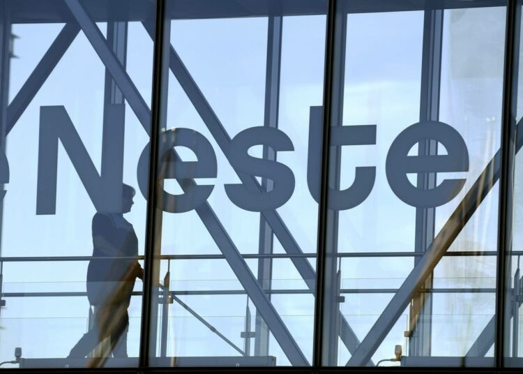 Nesteen uudelleenjärjestelyiden syynä on fossiilisten tuotteiden kysynnän lasku.