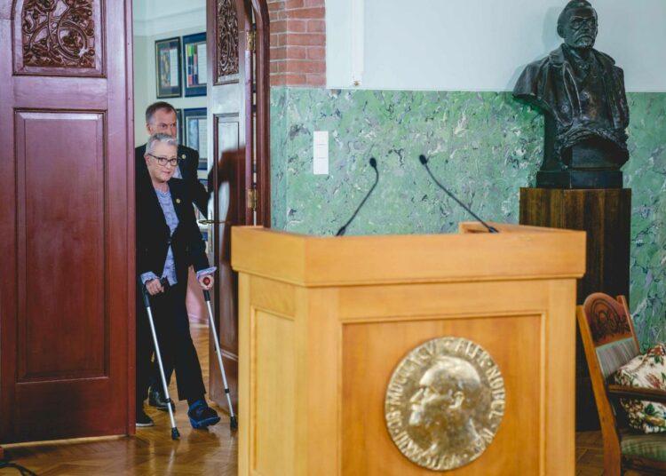 Nobel-komitean puheenjohtaja Berit Reiss-Andersen and sihteeri Olav Njolstad saapuvat ilmoittamaan, kuka on tämän vuoden Nobelin rauhanpalkinnon saaja.