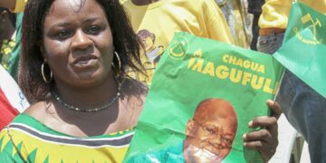Tansanian valtapuolueen CCM:n kannattaja kantoi presidentti John Magufulin vaalimainosta puolueen vaalitilaisuudessa Dar es Salaamissa.