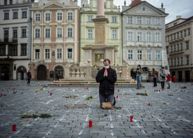 Ensimmäinen Tshekin kansalainen kuoli koronan aiheuttamaan tautiin vuosi sitten 29.3.2020. Prahassa vietettiin muistopäivää.