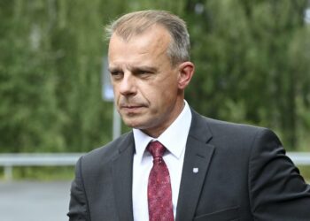 Juha Pylväs nousi keskustan eduskuntaryhmän johtoon, kun Antti Kurvinen siirtyi ministeriksi. Pylväs asuu Ylivieskassa, jossa ulkomaan kansalaisten osuus väestöstä on 1,1 prosenttia.