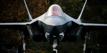 Amerikkalainen F-35-hävittäjä lentotukikohdassa Hollannissa.