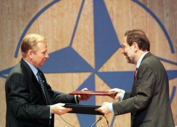 Presidentti Leonid Kutšma ja pääsihteeri Javier Solana allekirjoittivat Ukrainan ja Naton välisen yhteistyösopimuksen kesällä 1997.