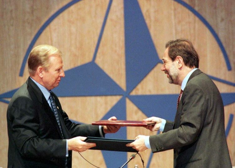 Presidentti Leonid Kutšma ja pääsihteeri Javier Solana allekirjoittivat Ukrainan ja Naton välisen yhteistyösopimuksen kesällä 1997.