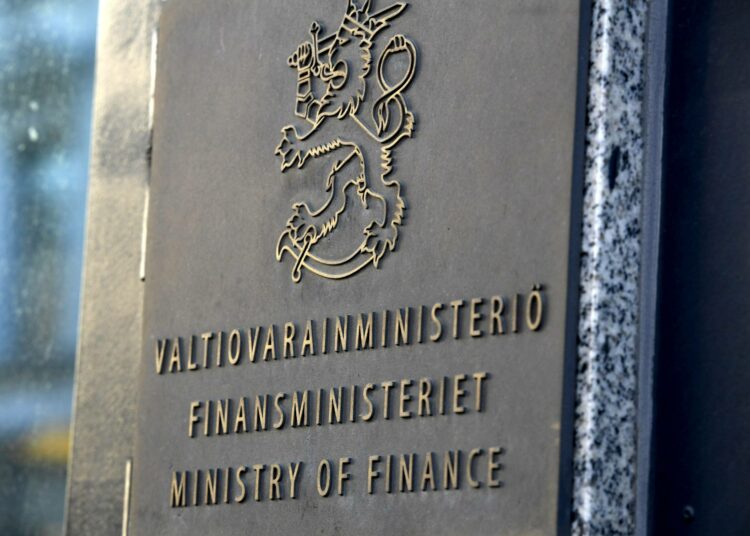 Valtiovarainministeriön virkamiehet patistelevat kahta seuraavaa hallitusta ankaraan säästökuuriin.