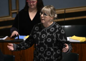 Vasemmistoliiton eduskuntaryhmän puheenjohtaja Aino-Kaisa Pekonen.