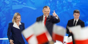 Karol Nawrocki juhlii voittoaan Puolan presidentinvaalin toisella kierroksella 1. kesäkuuta. Nawrocki sai 50,89 prosenttia annetuista äänistä.