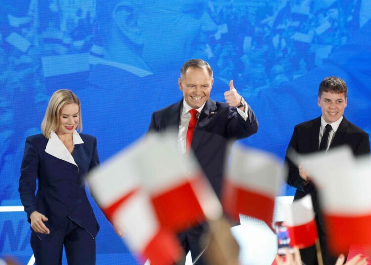 Karol Nawrocki juhlii voittoaan Puolan presidentinvaalin toisella kierroksella 1. kesäkuuta. Nawrocki sai 50,89 prosenttia annetuista äänistä.