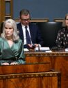 Vasemmistoliiton Jessi Jokelainen puhuu, pääministeri Petteri Orpo (kok.) ja valtiovarainministeri Riikka Purra (ps.) kuuntelevat.