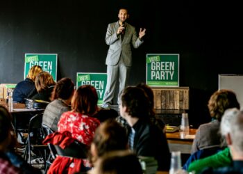 Zack Polanski on johtanut Ison-Britannian vihreät huimaan kannatusnousuun ja asemoinut sen entistä tiukemmin vasemmistopuolueeksi.