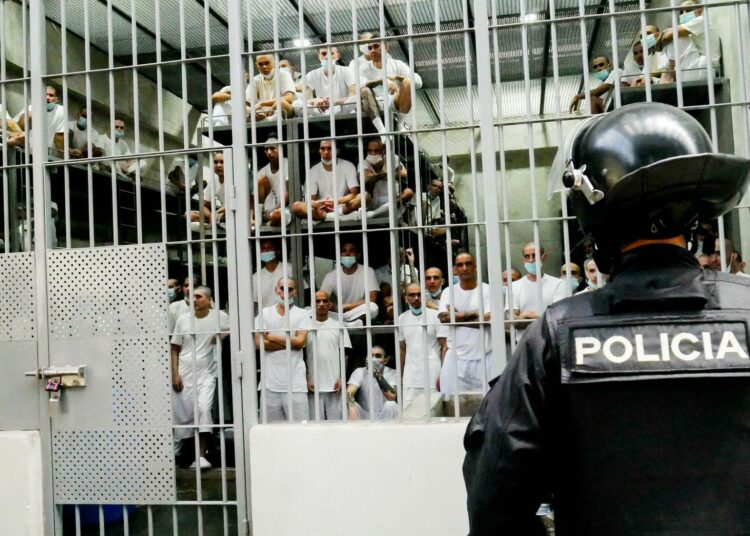 Ylitäysi selli Cecot-vankilassa El Salvadorissa, jossa vangit elävät erittäin ankarissa oloissa. Presidentti Nayib Bukele on hajottanut maan vaarallisia jengejä, mutta ihmisoikeusjärjestöt ovat dokumentoineet myös mielivaltaisia pidätyksiä sekä massaoikeudenkäyntejä.