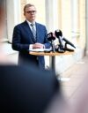 Pääministeri Petteri Orpo vastasi toimittajien kysymyksiin kesäkuun lopussa Helsingissä. Kohu ei tiedotustilaisuuteen päättynyt.