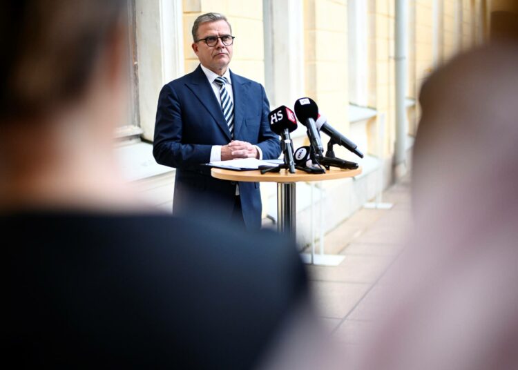 Pääministeri Petteri Orpo vastasi toimittajien kysymyksiin kesäkuun lopussa Helsingissä. Kohu ei tiedotustilaisuuteen päättynyt.