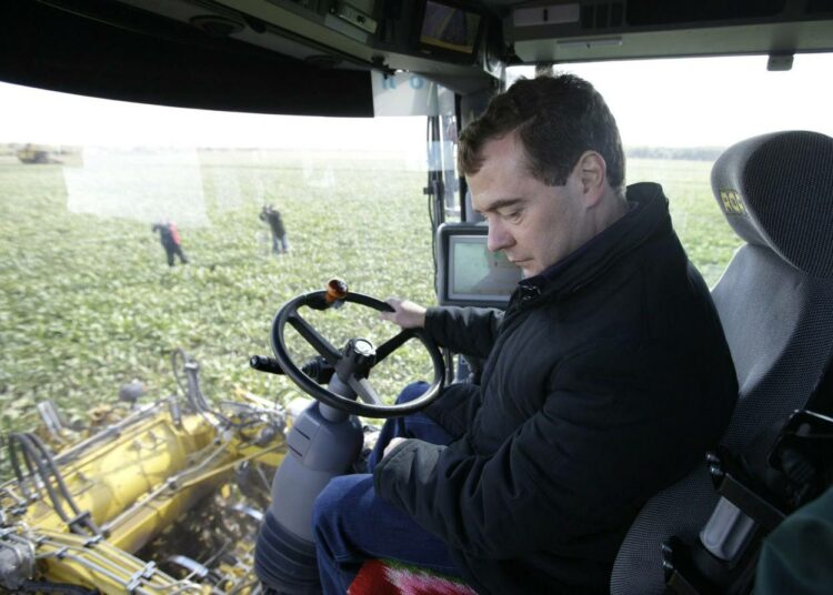 Venäjän presidentti Dmitri Medvedev näyttäytyi viime perjantaina sokerijuurikaspellolla Maloarhangelskissa.