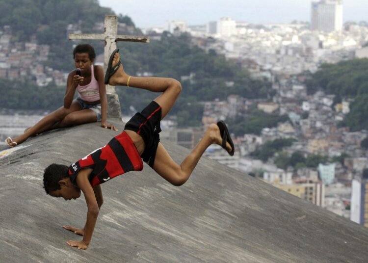 Brasilia on yksi nousevista talouksista. Lapsia leikkimässä katolla Morro Dona Martan slummissa Rio de Janeirossa.