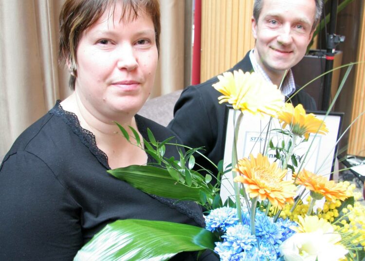 Pia Hirvonen ja Harri Seidler Itä-Hakkilan Kilvasta ottivat vastaan STTK:n tasa-arvopalkinnon.
