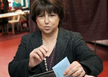 Sosialistien johtaja Martine Aubry äänestämässä Lillessä sunnuntaina.