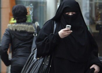 Burkaa käyttävä nainen Pariisin esikaupungissa Saint-Denisissä.