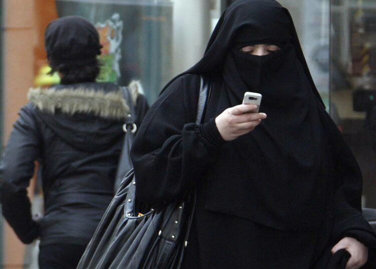 Burkaa käyttävä nainen Pariisin esikaupungissa Saint-Denisissä.