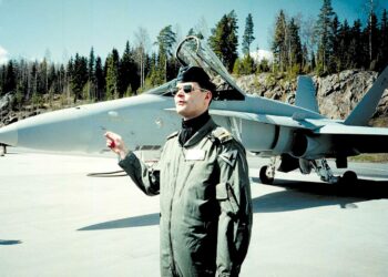Satakunnan lennoston hävittäjälentolaivueen päällikkö, everstiluutnantti Jarmo Lindberg esitteli Hornet-hävittäjää vuonna 1997.