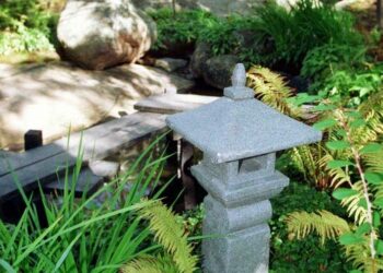 Japanilainen puutarha Helsingin Roihuvuoressa.