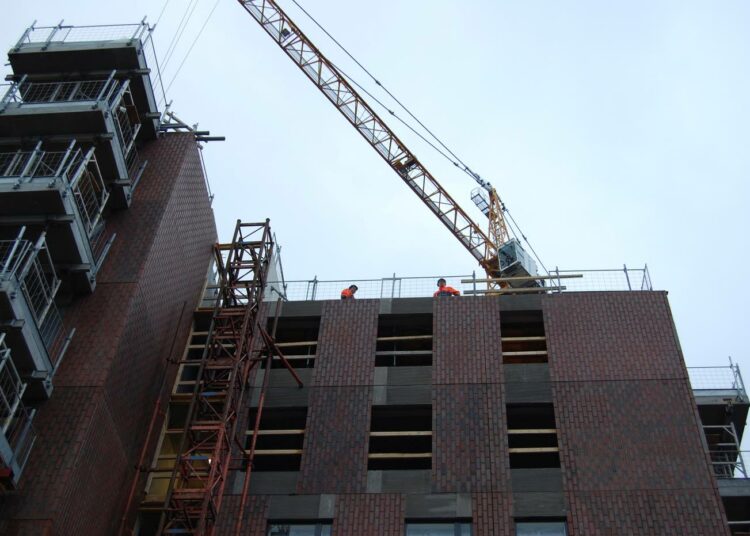 Helsingin alueelle rakennettavien uusien vuokra-asuntojen hinta ei muodostu kohtuuttoman korkeaksi rakennuskustannusten vuoksi vaan kaupungin maasta perimän vuokran johdosta.